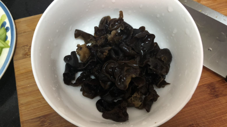 山药炒肉片➕青椒木耳山药炒肉片,泡发好的木耳水下揉搓洗净,撕成小朵备用