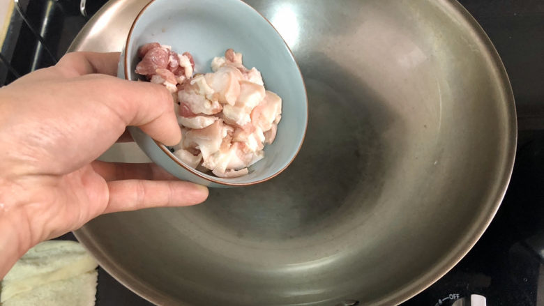 山药炒肉片➕青椒木耳山药炒肉片,热锅后加少许食用油,转动锅润锅,放入五花肉小火煸炒出肉出油