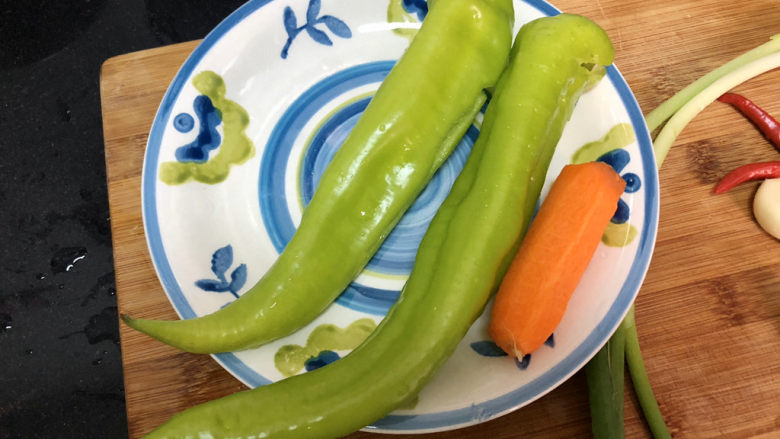 山药炒肉片➕青椒木耳山药炒肉片,胡萝卜削皮，尖椒去蒂去籽清洗备用