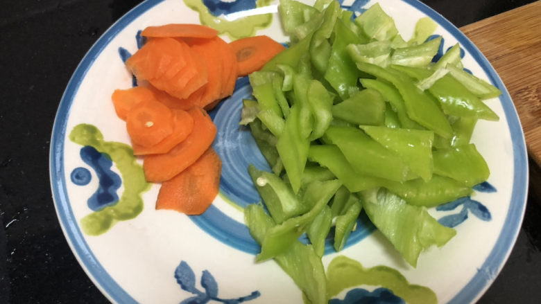 山药炒肉片➕青椒木耳山药炒肉片,胡萝卜切薄片,尖椒切小块