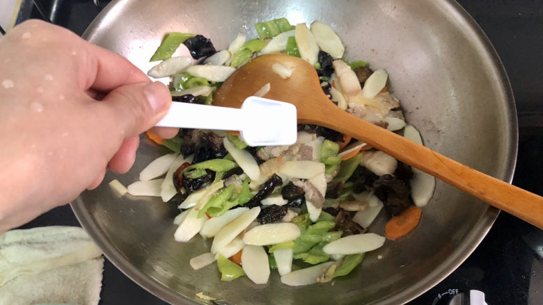 山药炒肉片➕青椒木耳山药炒肉片,尝下咸淡,根据个人口味添加少许盐,翻炒定味