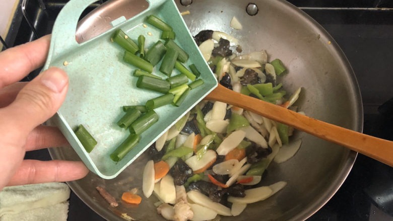 山药炒肉片➕青椒木耳山药炒肉片,最后加入葱绿段,翻炒均匀出锅