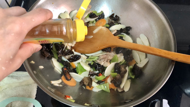 山药炒肉片➕青椒木耳山药炒肉片,转小火调味:加入一茶匙太太乐鸡汁