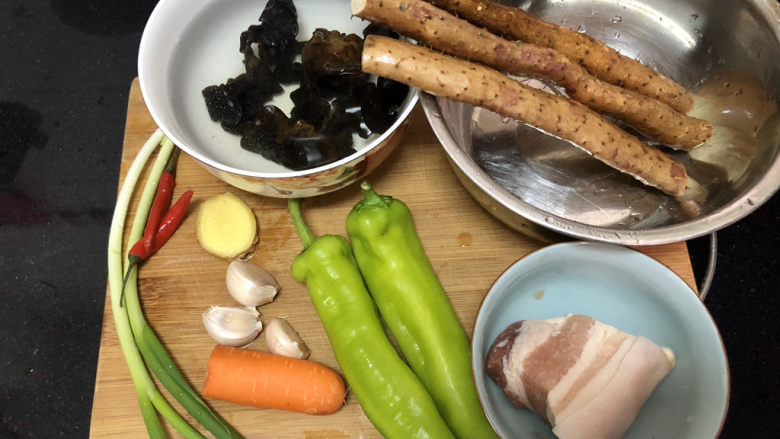 山药炒肉片➕青椒木耳山药炒肉片,食材合照:小白嘴山药一根(太长了,我掰成三段不然放不下😛),<a style='color:red;display:inline-block;' href='/shicai/ 118129'>干木耳</a>数朵温水泡发,<a style='color:red;display:inline-block;' href='/shicai/ 428'>五花肉</a>一小块月100g(我一个人吃,大家根据自己家人数可以酌情增加),尖椒两个,<a style='color:red;display:inline-block;' href='/shicai/ 25'>胡萝卜</a>一小节,蒜三瓣,<a style='color:red;display:inline-block;' href='/shicai/ 37'>姜</a>一小块,小米辣两个,<a style='color:red;display:inline-block;' href='/shicai/ 157'>小葱</a>两根