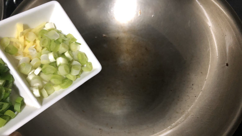葱油蚕豆➕稻陂无处不青青,留一部分葱油底油,小火,加入姜丝葱末炒香