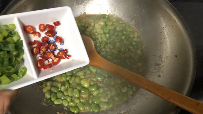 葱油蚕豆➕稻陂无处不青青,蚕豆煮入味了,撒上小米辣