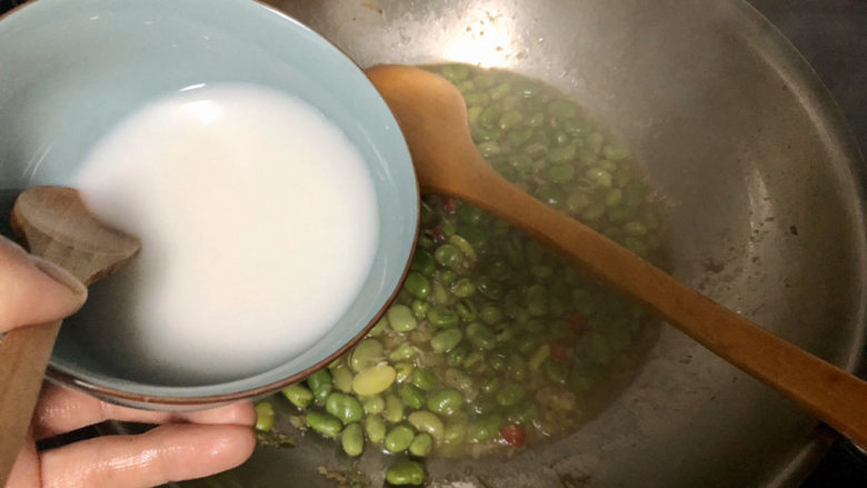 葱油蚕豆➕稻陂无处不青青,淋上一汤匙水淀粉,中大火收汁