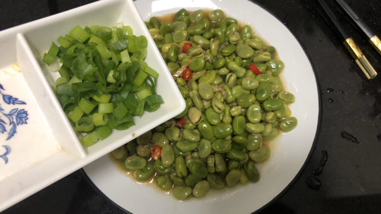 葱油蚕豆➕稻陂无处不青青,最后撒上葱绿末,搞定,开吃