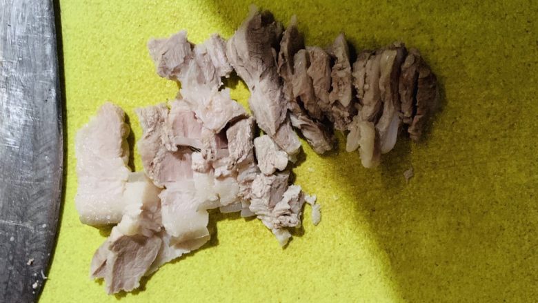 壮族特色白切肉,把肉切片,3,4毫米厚度比较合适。