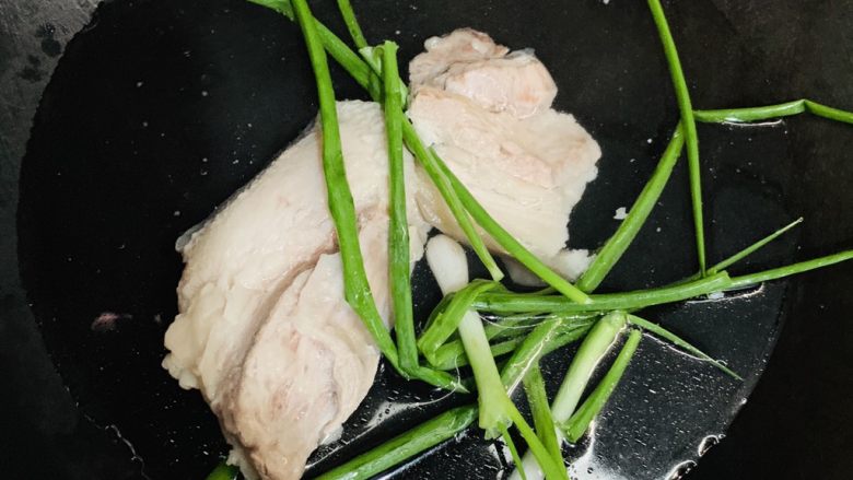 壮族特色白切肉,猪肉,姜片,葱整棵放进去。
