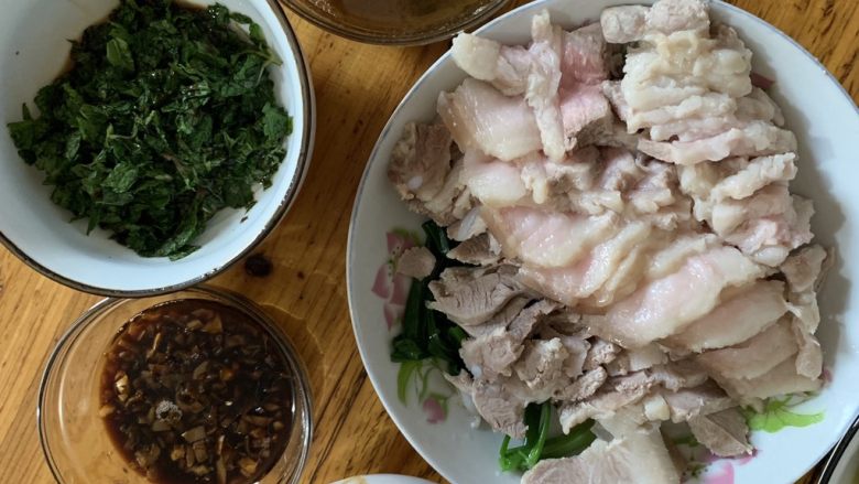 壮族特色白切肉,点开大图,最上边那个是酸辣酱。