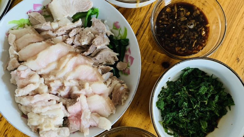 壮族特色白切肉,最下边那个,特色酸粥酱,材料太难找,是地方特色酱。不介绍了。可以网上搜索一下,特好吃😋