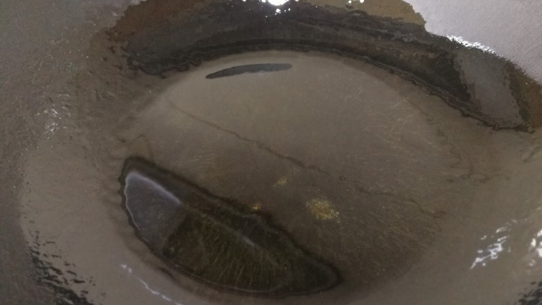 香煎荷包蛋,热锅倒油，文火烧油。