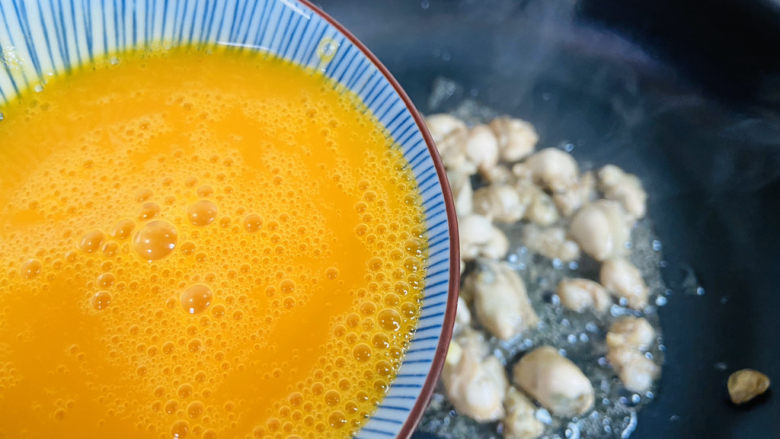 生蚝煎蛋,倒入鸡蛋液