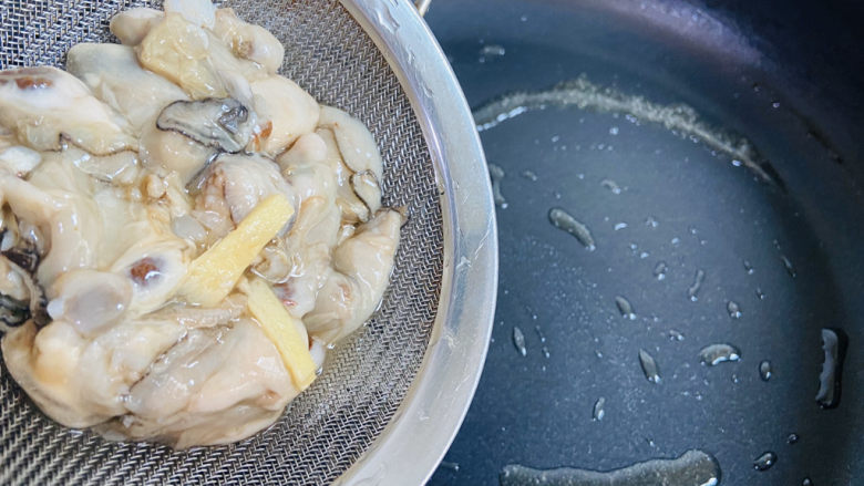 生蚝煎蛋,倒入生蚝