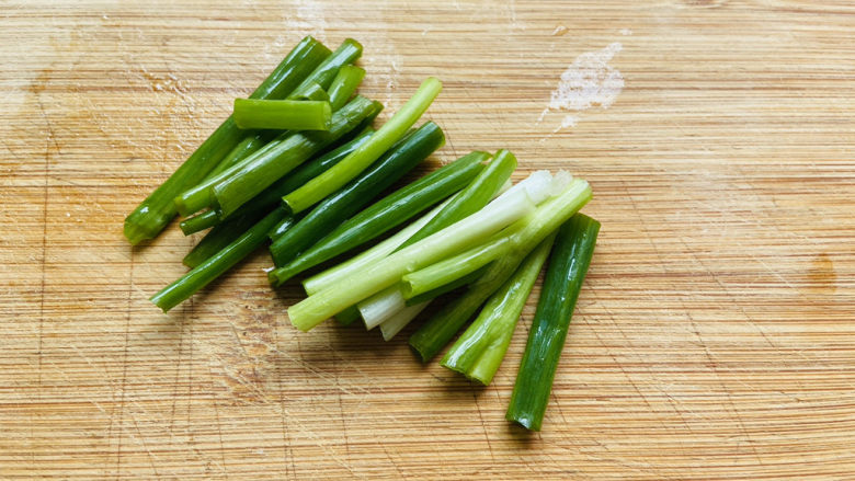 生蚝煎蛋,<a style='color:red;display:inline-block;' href='/shicai/ 3232'>香葱</a>洗干净切寸段
