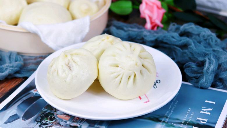 猪肉大葱包子,包好的包子放在涂了油的蒸格上,装入蒸锅冷水入锅大火上汽转中火继续蒸15分钟关火焖5分钟掀盖。