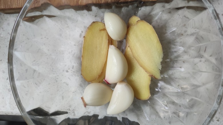 香菇猴头菇炖鸡,准备好姜和蒜,看个人意向放不放葱