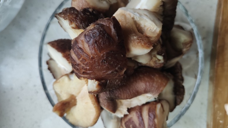 香菇猴头菇炖鸡,香菇洗净,小的就直接整个放进去了,大的香菇还是切一切吧,切成小块
