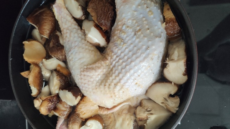 香菇猴头菇炖鸡,加<a style='color:red;display:inline-block;' href='/shicai/ 718'>料酒</a>和水,然后大火煮开,再转小火