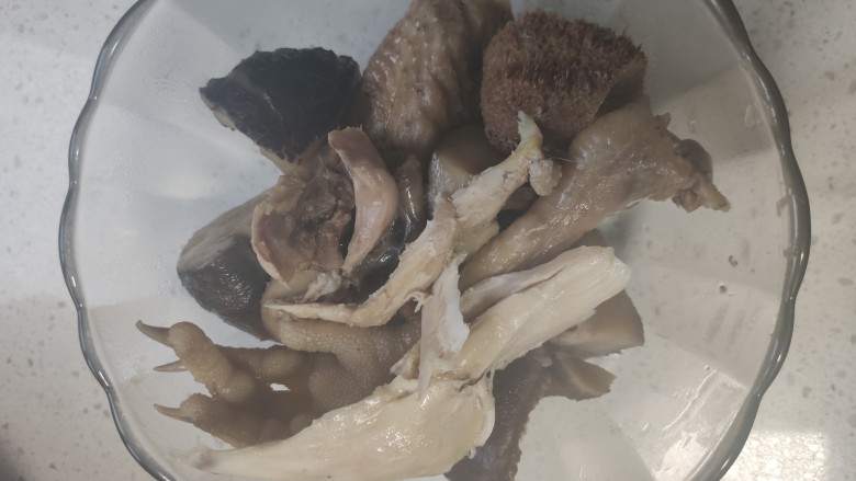 香菇猴头菇炖鸡,碗比较小,捞了一点出来自己吃。嗯,分餐分餐~