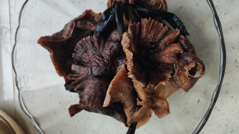 榛蘑炒肉,榛蘑洗净,切成小块。这样大小到最后炒完出成品了,我都还觉得大了一点,建议可以切的再小一点