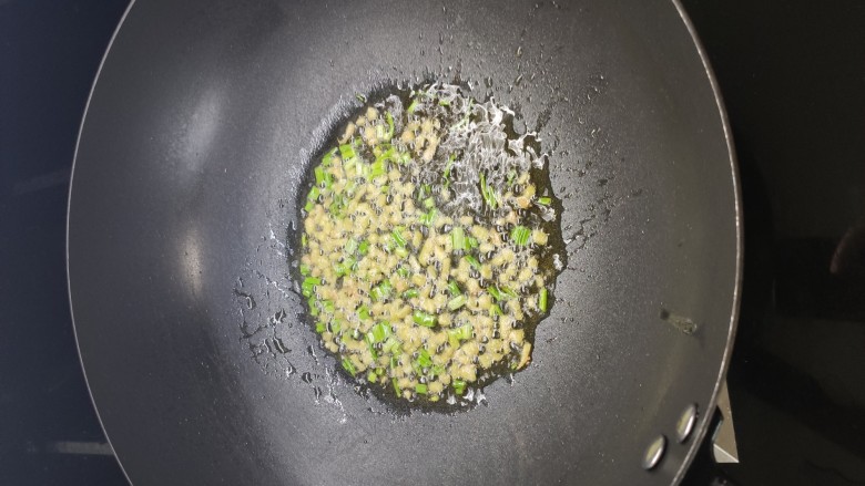 榛蘑炒肉,热锅冷油,用葱姜先爆香,喜欢蒜的可以加蒜