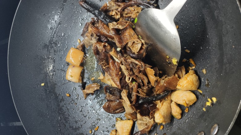 榛蘑炒肉,加入切好的榛蘑,继续翻炒