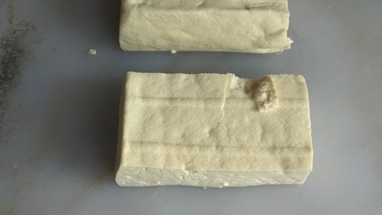 鱼头豆腐汤,把准备好,用清水洗一下