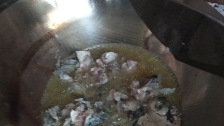 鱼头豆腐汤,锅中放油烧热,把姜,蒜炒出香味,再把鱼头倒入炒一下