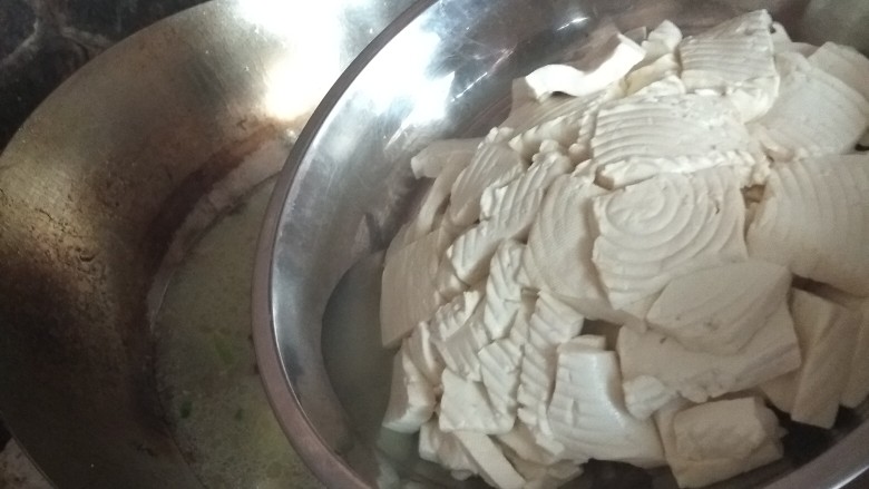 鱼头豆腐汤,倒一大碗清水烧开,将过水的豆腐倒入里面煮_下