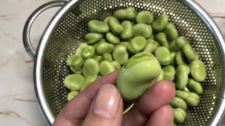 葱油蚕豆,下来开始剥蚕豆瓣,先从有芽的地方指甲掐掉