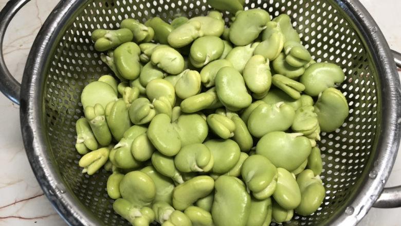 葱油蚕豆,所有蚕豆去皮,这个还是不花时间的,不过剥掉以后口感相当不错