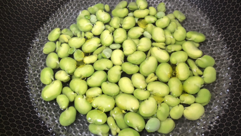 葱油蚕豆,水烧开后把蚕豆瓣倒入,加一点点油保持翠绿,焯水2-3分钟