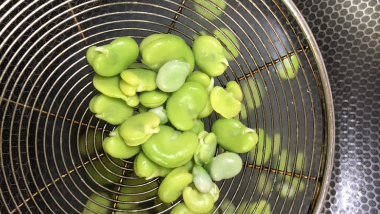 葱油蚕豆,煮的过程可以尝一下豆瓣,熟了的话将豆瓣全部捞出