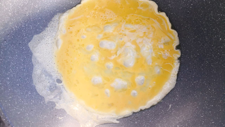 西红柿鸡蛋挂面,锅中倒少许油烧热,倒入鸡蛋摊开,定型后快速拨散,装起备用。