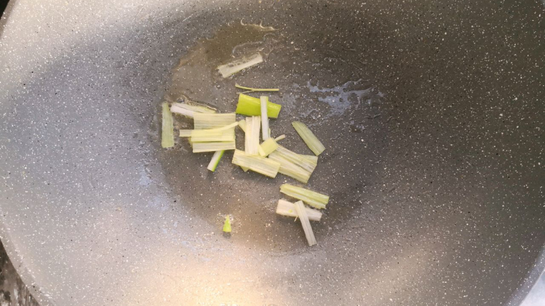 西红柿鸡蛋挂面,锅中倒少许油,放葱段爆出香味。