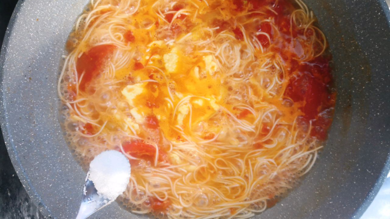 西红柿鸡蛋挂面,加入<a style='color:red;display:inline-block;' href='/shicai/ 869'>白砂糖</a>,盐调味即可,喜欢葱花的可以放点葱花。