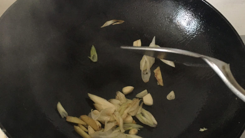 番茄巴沙鱼汤,倒入少许油,放入葱姜蒜爆香(油一定少放点,避免后面汤上漂一层油)