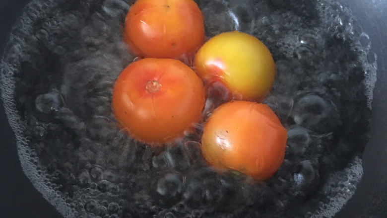 番茄巴沙鱼汤,水烧开放入番茄,煮1分钟左右