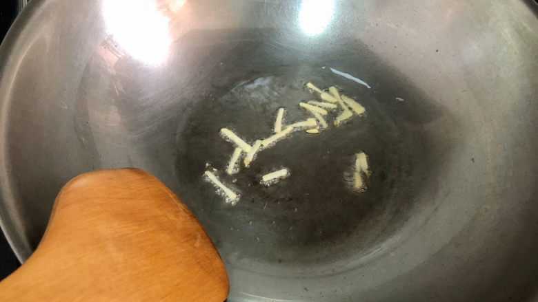 油焖蚕豆➕油焖蚕豆煲,加入姜丝，小火煸香
