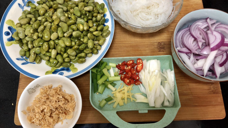 油焖蚕豆➕油焖蚕豆煲,全部食材准备好