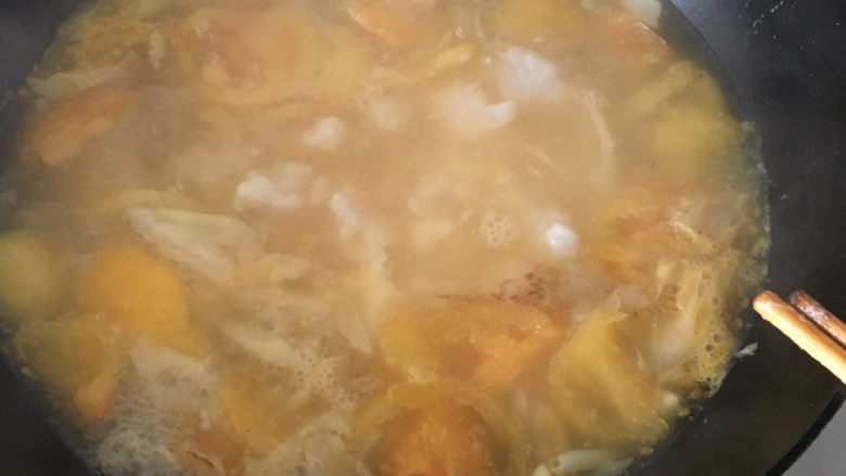 番茄巴沙鱼汤,倒入巴沙鱼,不要搅动,防止巴沙鱼碎,(可以用筷子把巴沙鱼往下压一下,水漫过巴沙鱼)