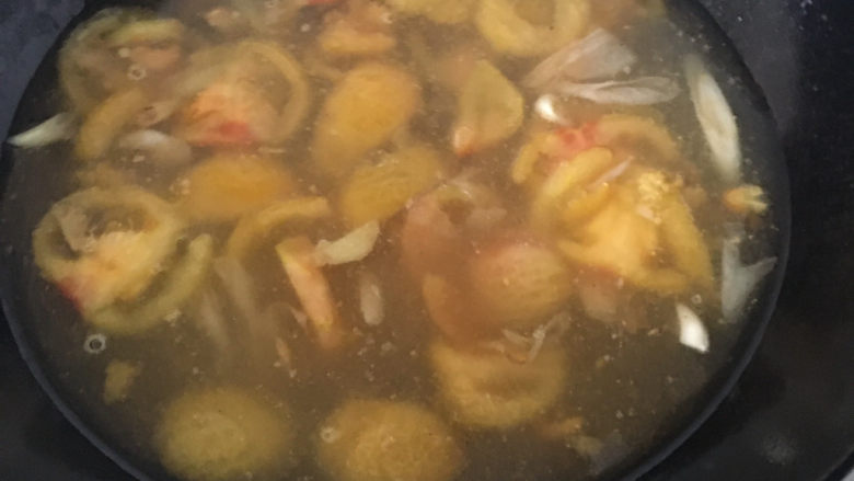番茄巴沙鱼汤,倒入锅中,水烧开