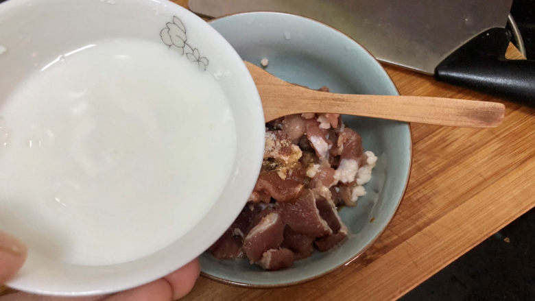 山药炒肉片➕莴笋香菇山药炒肉片,加入半汤匙水淀粉,抓匀让肉吸收水分