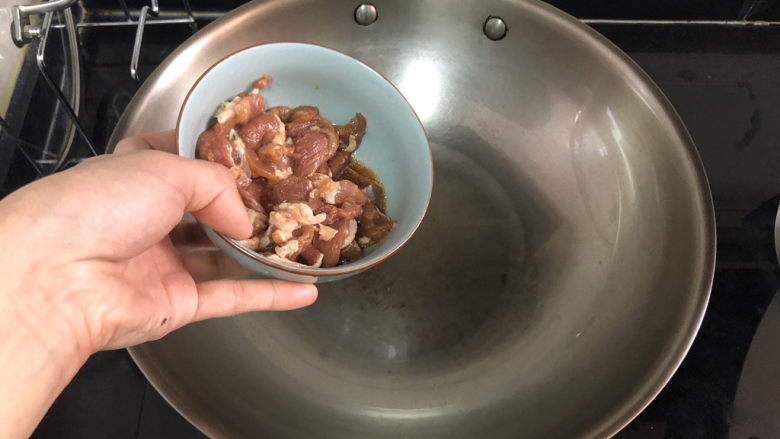 山药炒肉片➕莴笋香菇山药炒肉片,热锅冷油,小火,加入猪肉