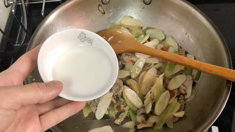 山药炒肉片➕莴笋香菇山药炒肉片,出锅前淋上半汤匙水淀粉,翻炒挂浆即可出锅。