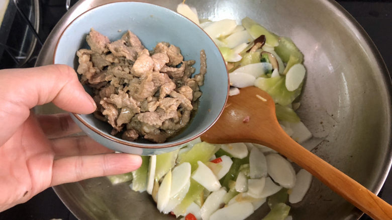 山药炒肉片➕莴笋香菇山药炒肉片,加入肉片,中火翻炒一分钟