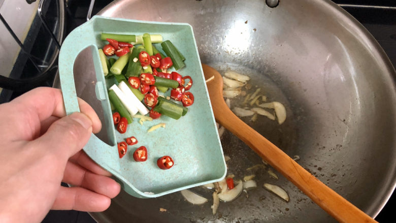 山药炒肉片➕莴笋香菇山药炒肉片,加入小葱小米辣煸香