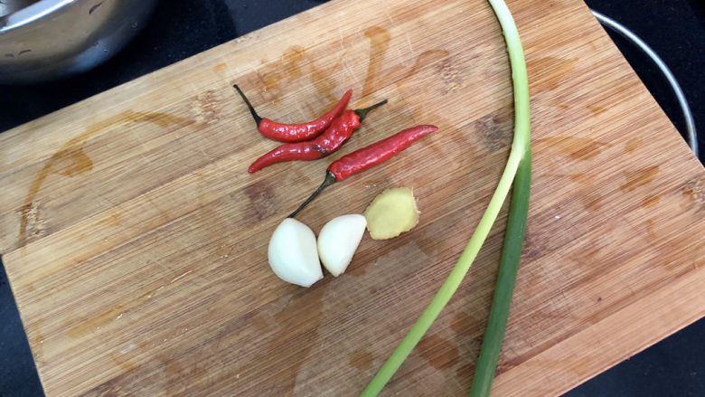 山药炒肉片➕莴笋香菇山药炒肉片,蒜剥皮,小米辣小葱姜洗净